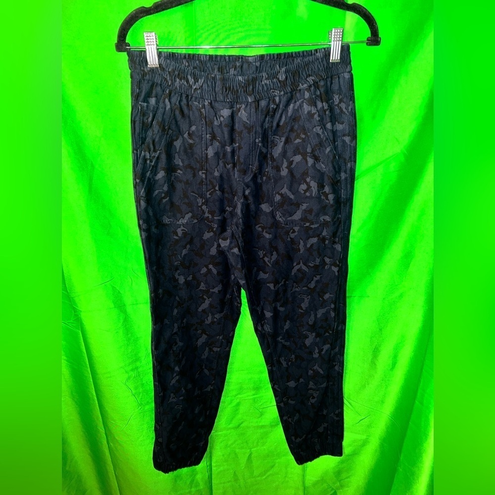 Athleta Farallon Camo Joggers size 4